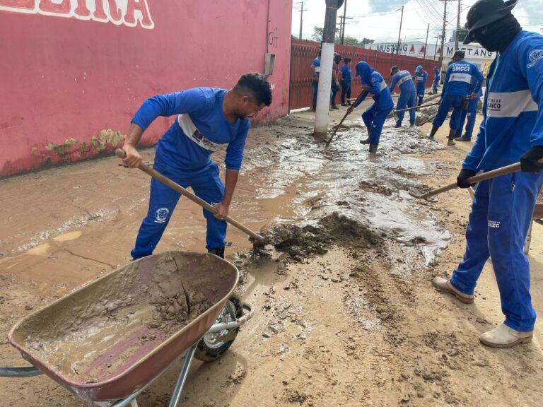 Vazante do Rio Acre deixa Gameleira e ruas cobertas por lama; VEJA FOTOS E VÍDEO