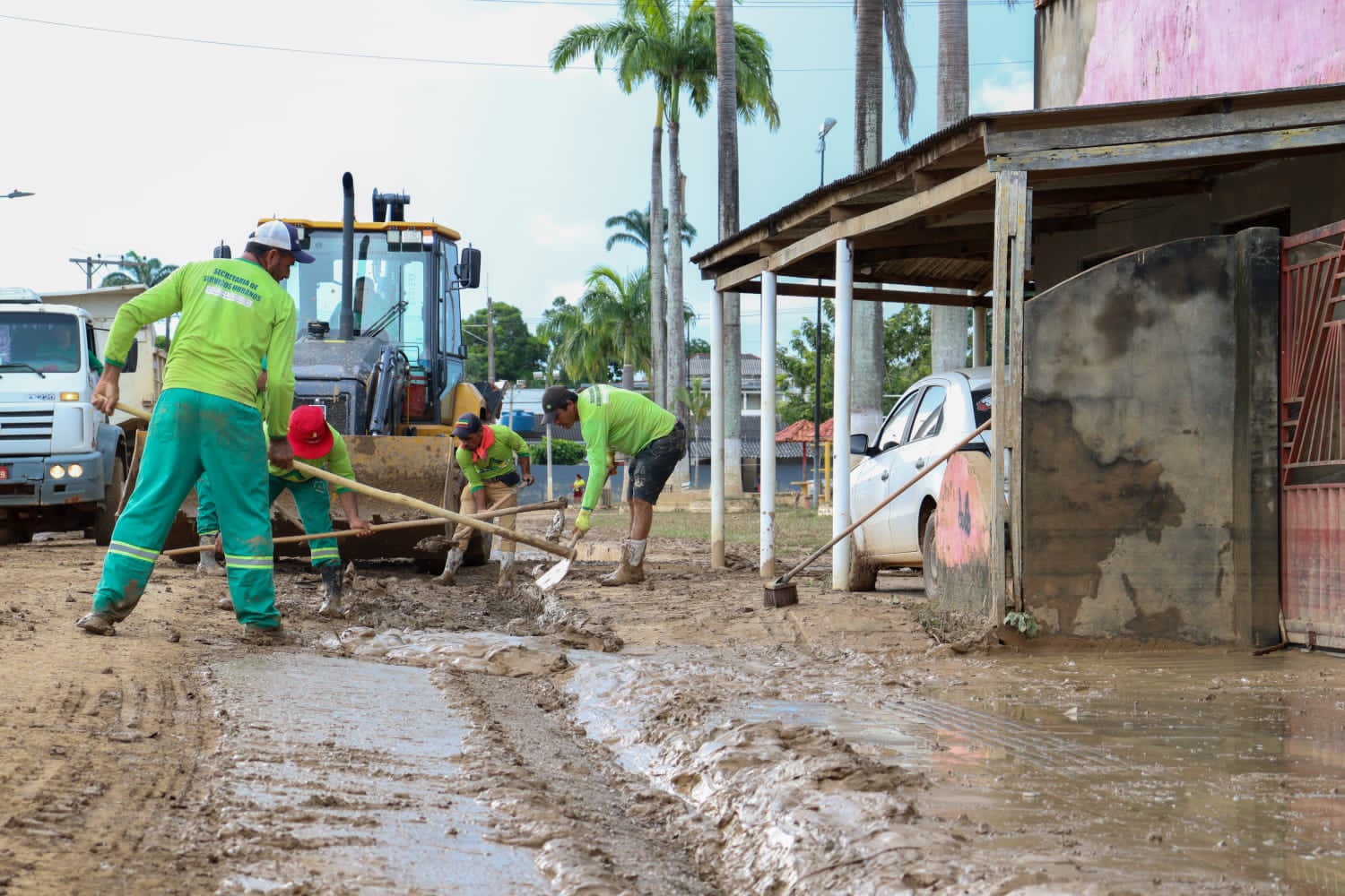 Prefeitura de Brasiléia realiza limpeza nos bairros atingidos pela cheia do Rio Acre