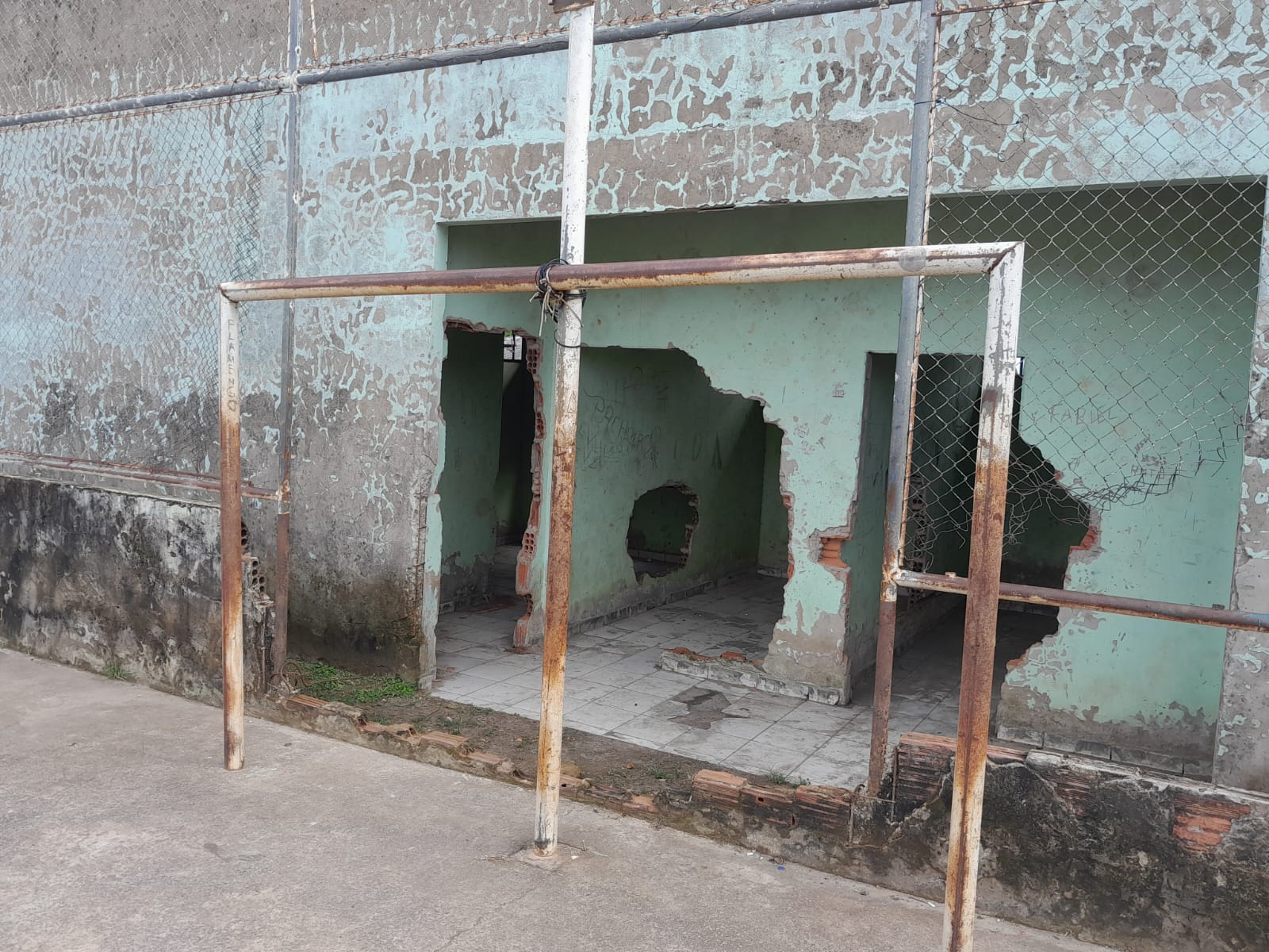 Em Sena Madureira, quadra de Esportes está abandonada; moradores cobram prefeito