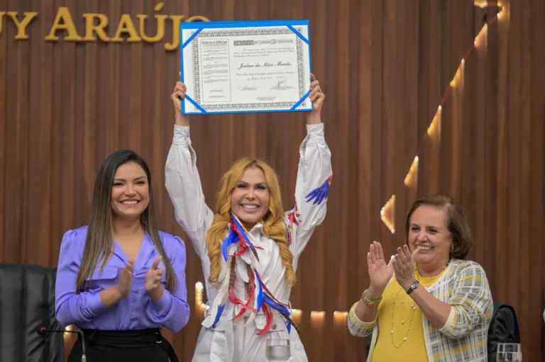Joelma recebe título de cidadã amazonense em Manaus