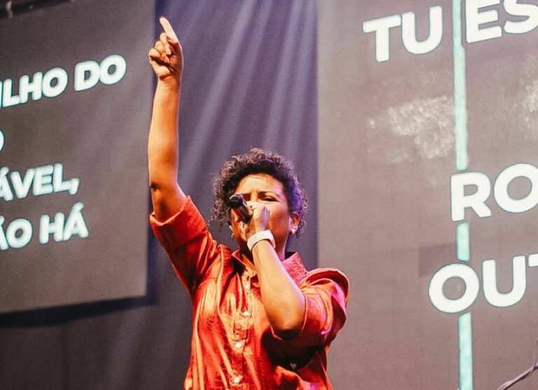 Show gospel de Nívea Soares reúne multidão de fiéis em Rio Branco