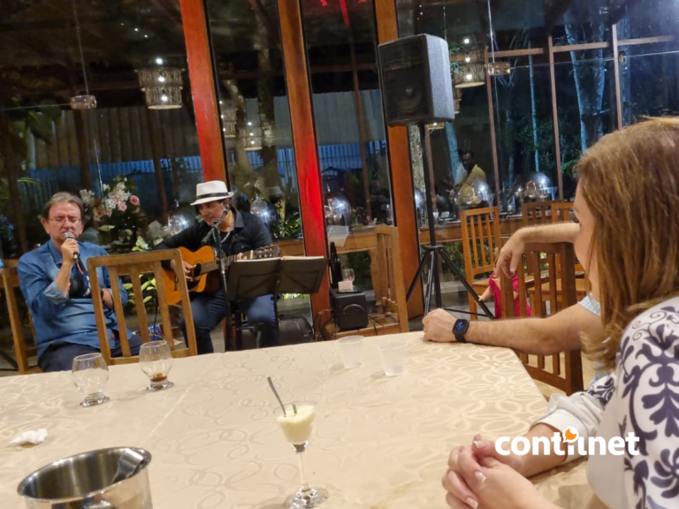 Em festa de 57 anos, Socorro Neri ganha música romântica do esposo e se emociona; FOTOS E VÍDEO