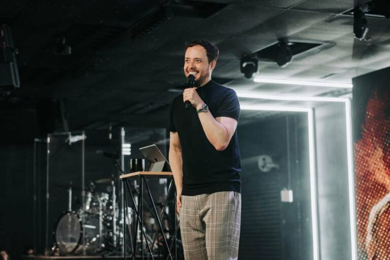 Questionado se tem amante, pastor André Valadão ataca sites de fofoca