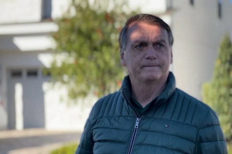 Bolsonaro e filha Laura tiveram cartões de vacina contra covid alterados