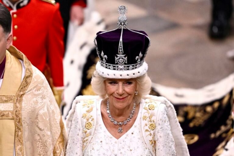 “Amante tem lar” e “rainha com sorte”: web reage à coroação de Camilla