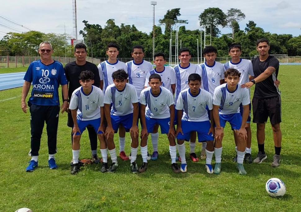 Elenco do Colégio Acreano embarca para o Brasileiro de Futebol Escolar