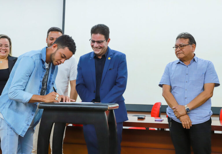 Gladson zera fila do cadastro de reserva da Educação