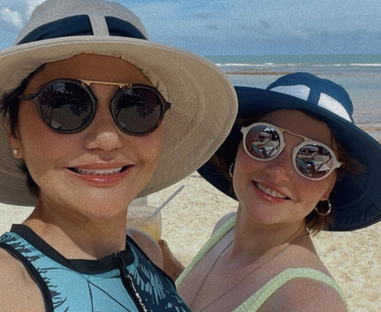 Candidata a prefeita, Jéssica Sales aproveita férias com esposa antes de cair em campanha