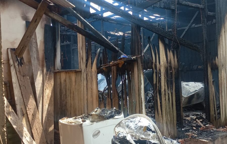 MĂŁe e filhas pedem ajuda apĂłs terem casa destruĂda por incĂȘndio em Rio Branco