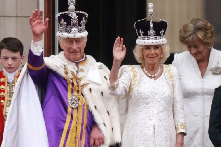 Rei Charles III e rainha Camilla são coroados e aparecem no Palácio de Buckingham