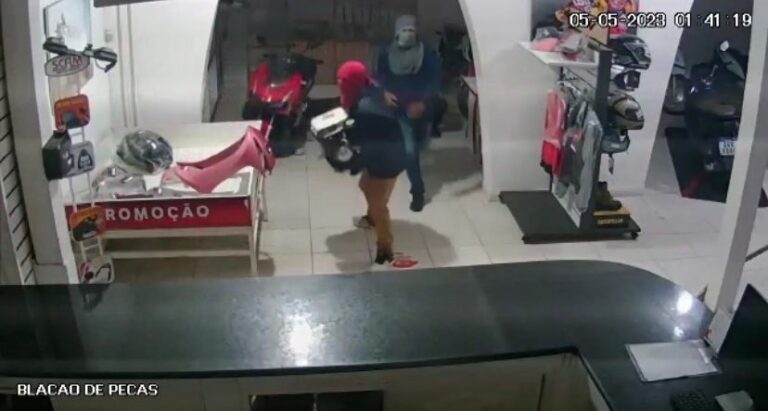 VĂDEO: criminosos invadem loja de motos e causam prejuĂzo de R$ 50 mil no Acre