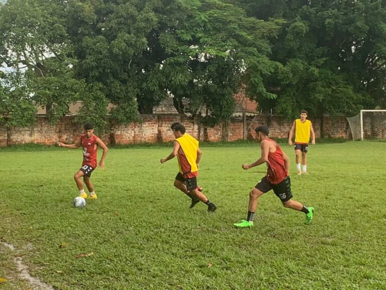 Elenco do Santa Cruz/Andirá fecha preparação e viaja para Manaus
