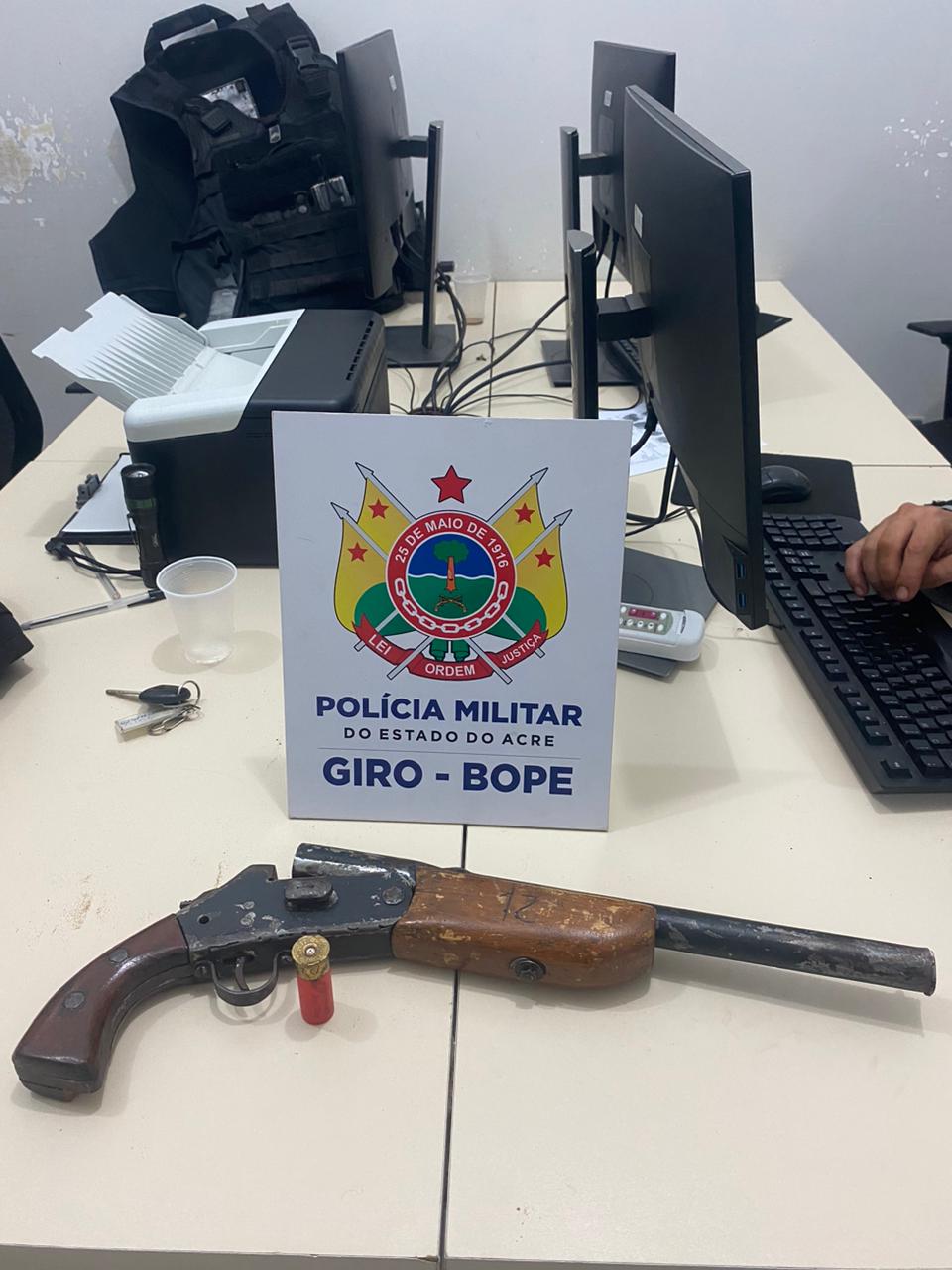 PM prende dupla que trafegava em moto roubada e com arma de fogo