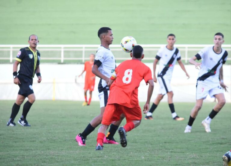 Vasco enfrenta o Atlético e quer chegar a liderança do Estadual