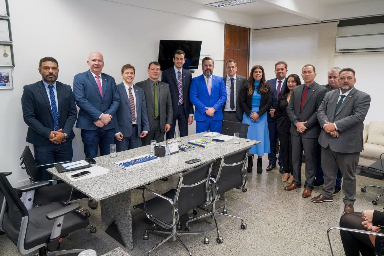 Alan Rick reúne parlamentares e Azul para pedir retomada dos voos no Acre