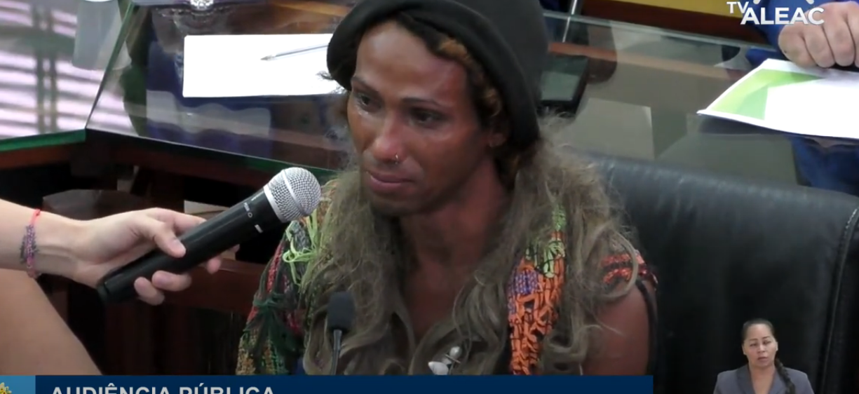 Diante de ministro, mulher trans que vive nas ruas de Rio Branco chora