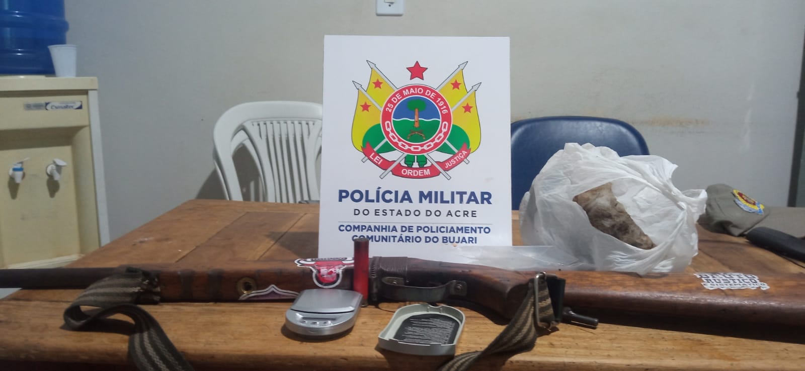 Polícia encontra arma de fogo escondida em terreno de casa abandonada no Bujari