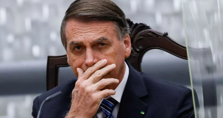 Bolsonaro volta a espalhar fake news e diz que vacinas têm grafeno que se acumula no testículo