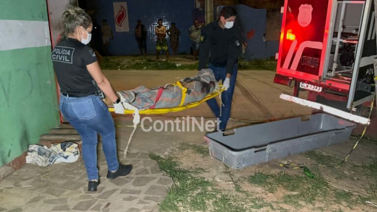 Homem é morto a tiros e facadas na frente dos filhos e da esposa