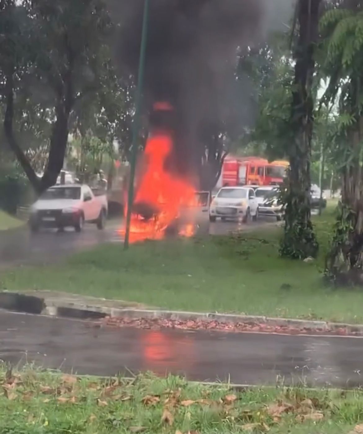 VÍDEO: carro pega fogo no Canal da Maternidade, em Rio Branco