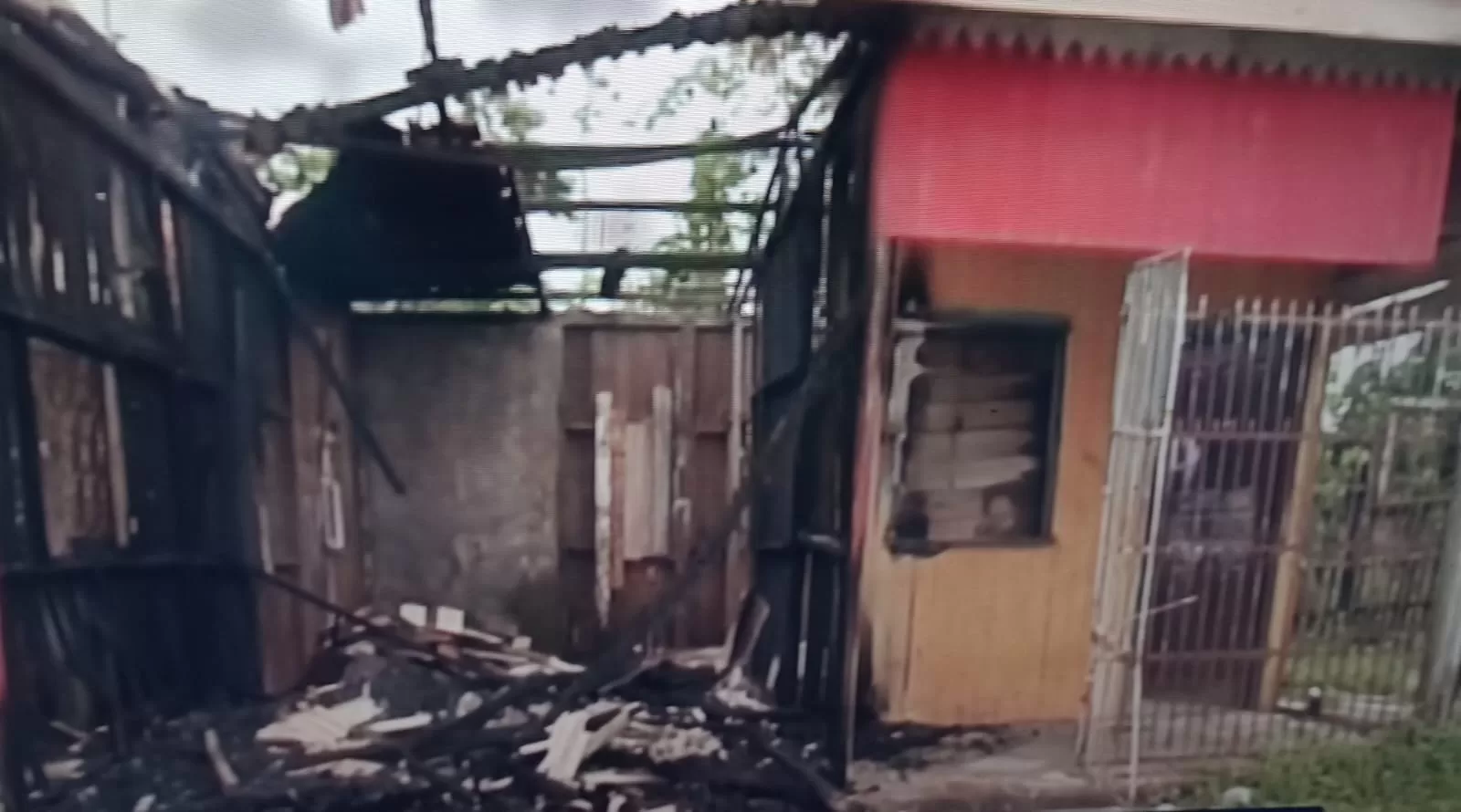 Moradores de Rio Branco ateiam fogo em casa de homem que teria assassinado estudante