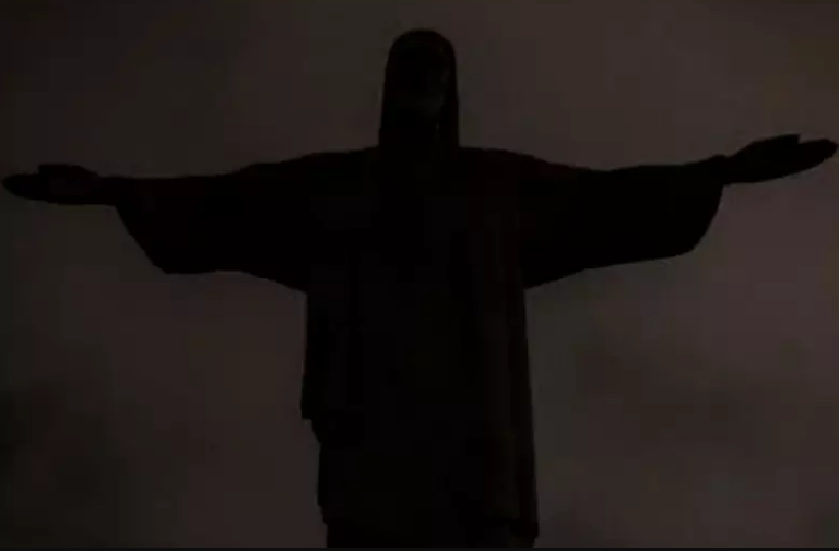 ‘Preto e imponente’: luzes do Cristo Redentor são apagadas em apoio a Vini Jr