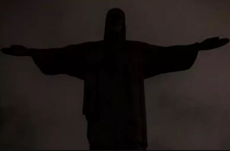 ‘Preto e imponente’: luzes do Cristo Redentor são apagadas em apoio a Vini Jr