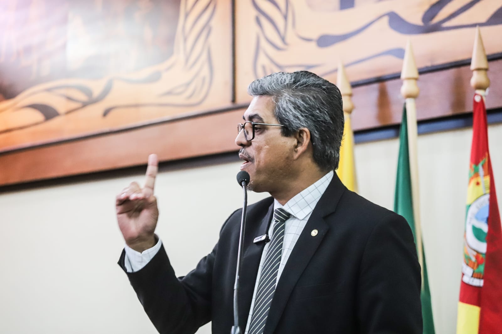 Edvaldo reclama do horário de reforma da pista do aeroporto de Cruzeiro do Sul