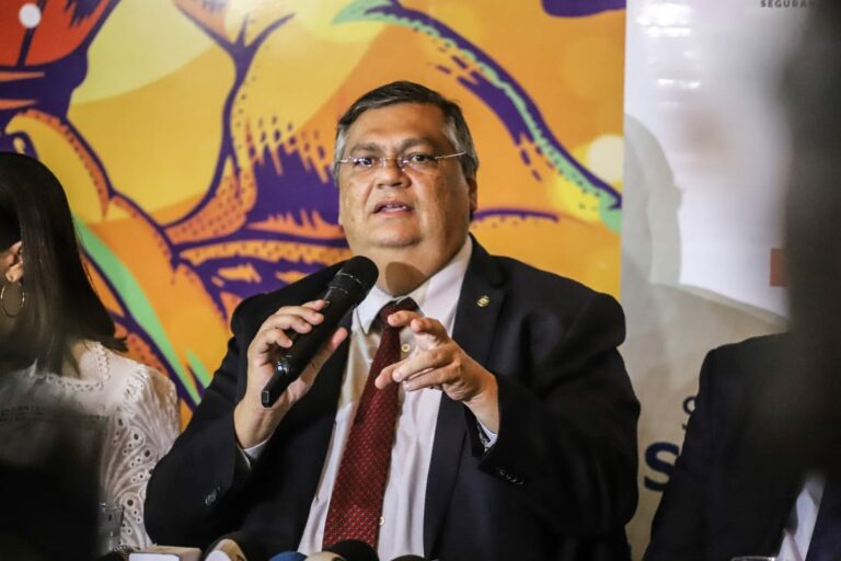 Dino envia Força Nacional para ajudar Gladson a combater queimadas e incêndios no Acre