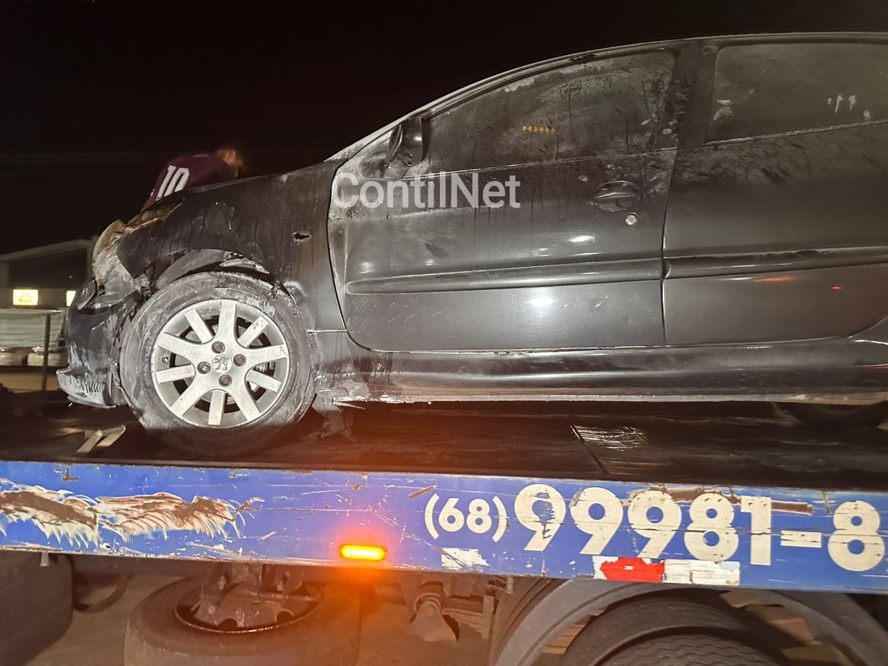 Veículo tem princípio de incêndio após pane elétrica no estacionamento de supermercado em Rio Branco