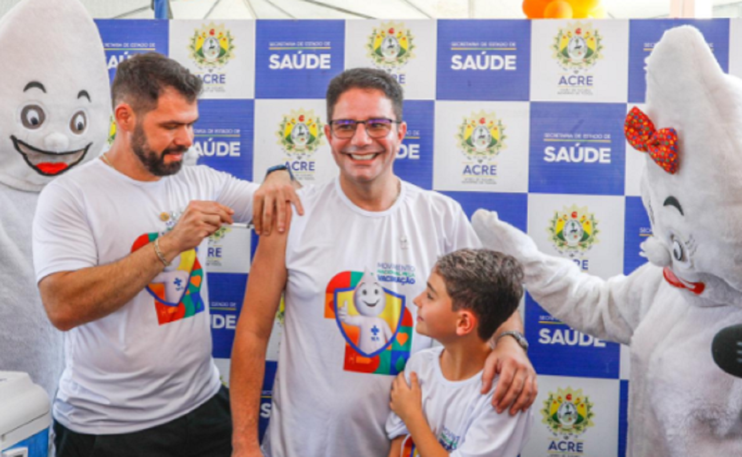 Em campanha de multivacinação, Gladson recebe imunizante ao lado do filho