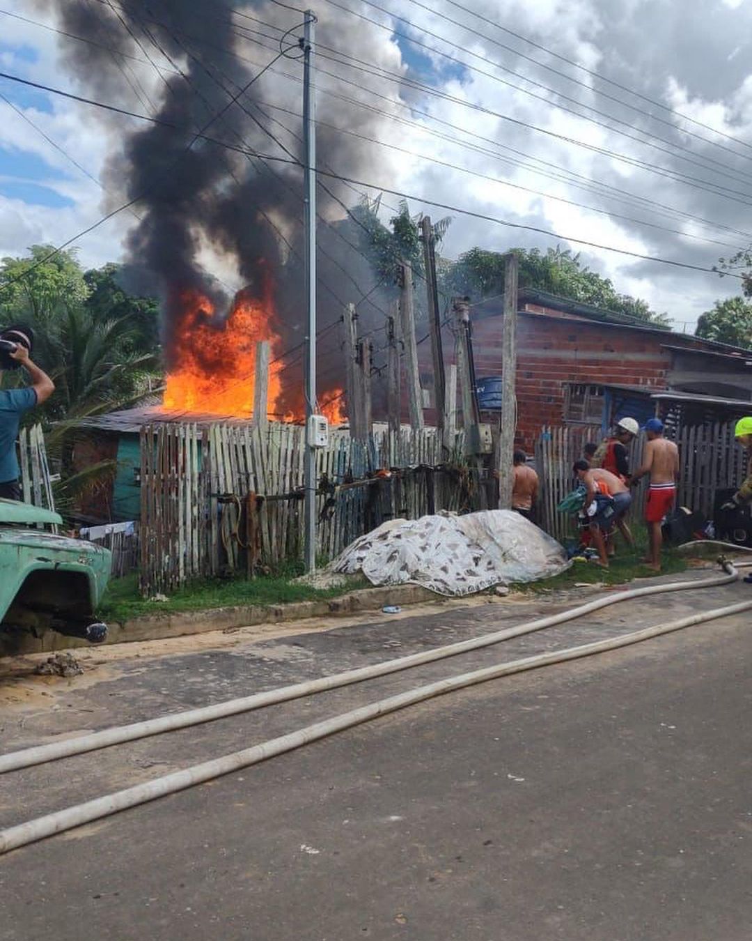 Residência pega fogo no interior do Acre e motivo do incêndio é desconhecido