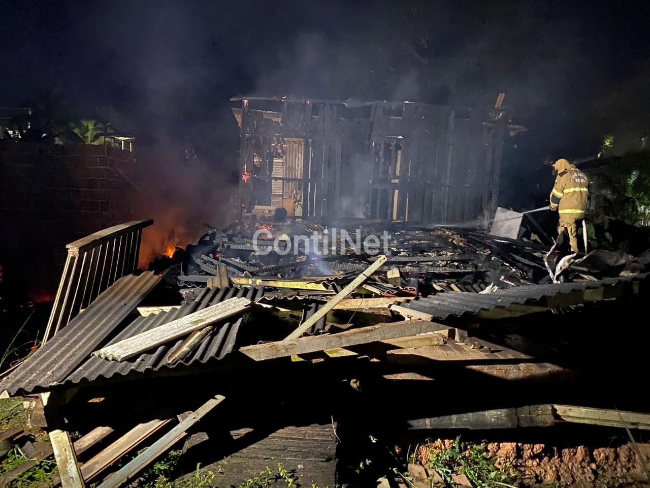 Vídeo: briga de casal termina com casas incendiadas em Rio Branco