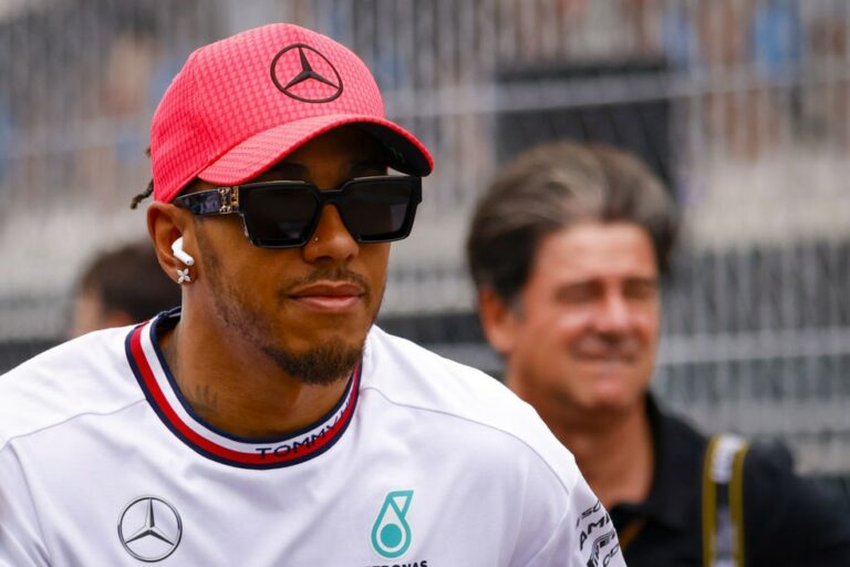 Chefe da Ferrari nega que equipe tenha feito oferta a Hamilton