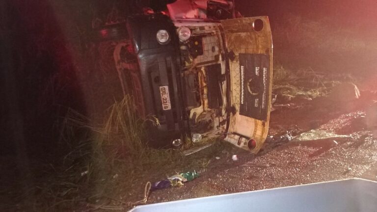 Caminhão de coleta de lixo capota na BR-364 e mata dois trabalhadores