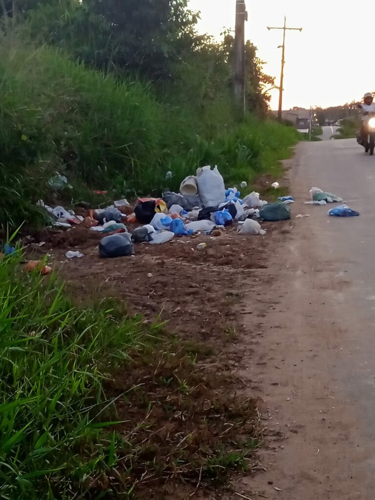 Moradora denuncia formação de lixão em rua de Sena Madureira: “Tem que fiscalizar”