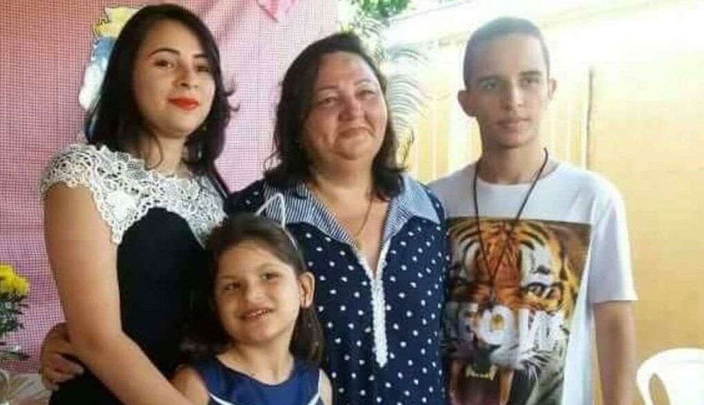 Sem conseguir engravidar, mulher é ‘presenteada’ com três filhos