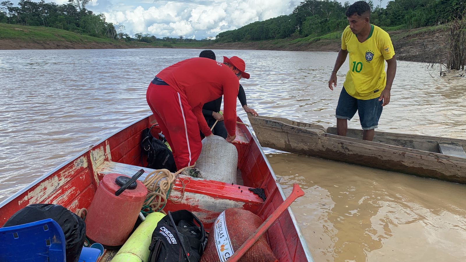 Embarcação que transportava carga de açaí naufraga em rio no Acre