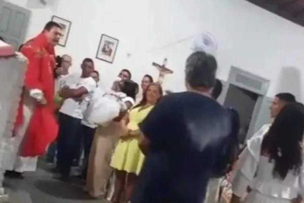 Vídeo: padre expulsa padrinho de cerimônia de batizado