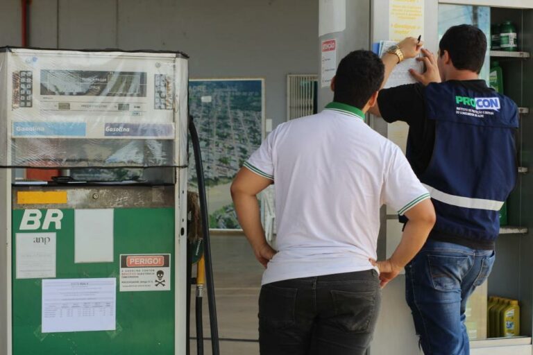 Procon notifica postos de gasolina e alerta consumidores para valor do combustível