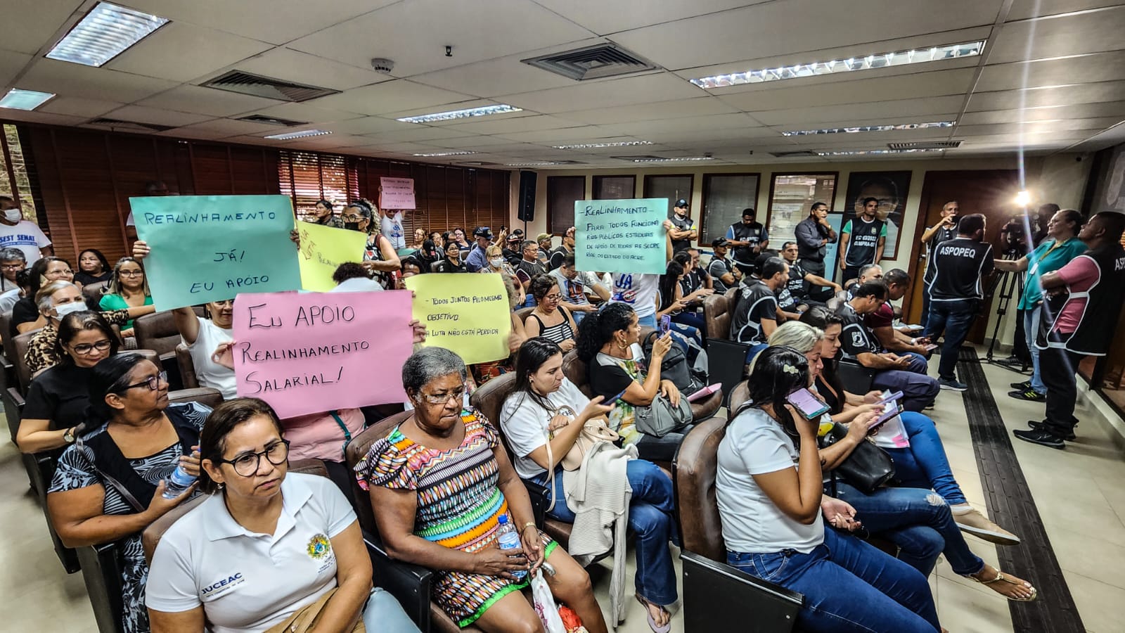 Servidores do Estado que recebem menos de um salário mínimo protestam na Aleac