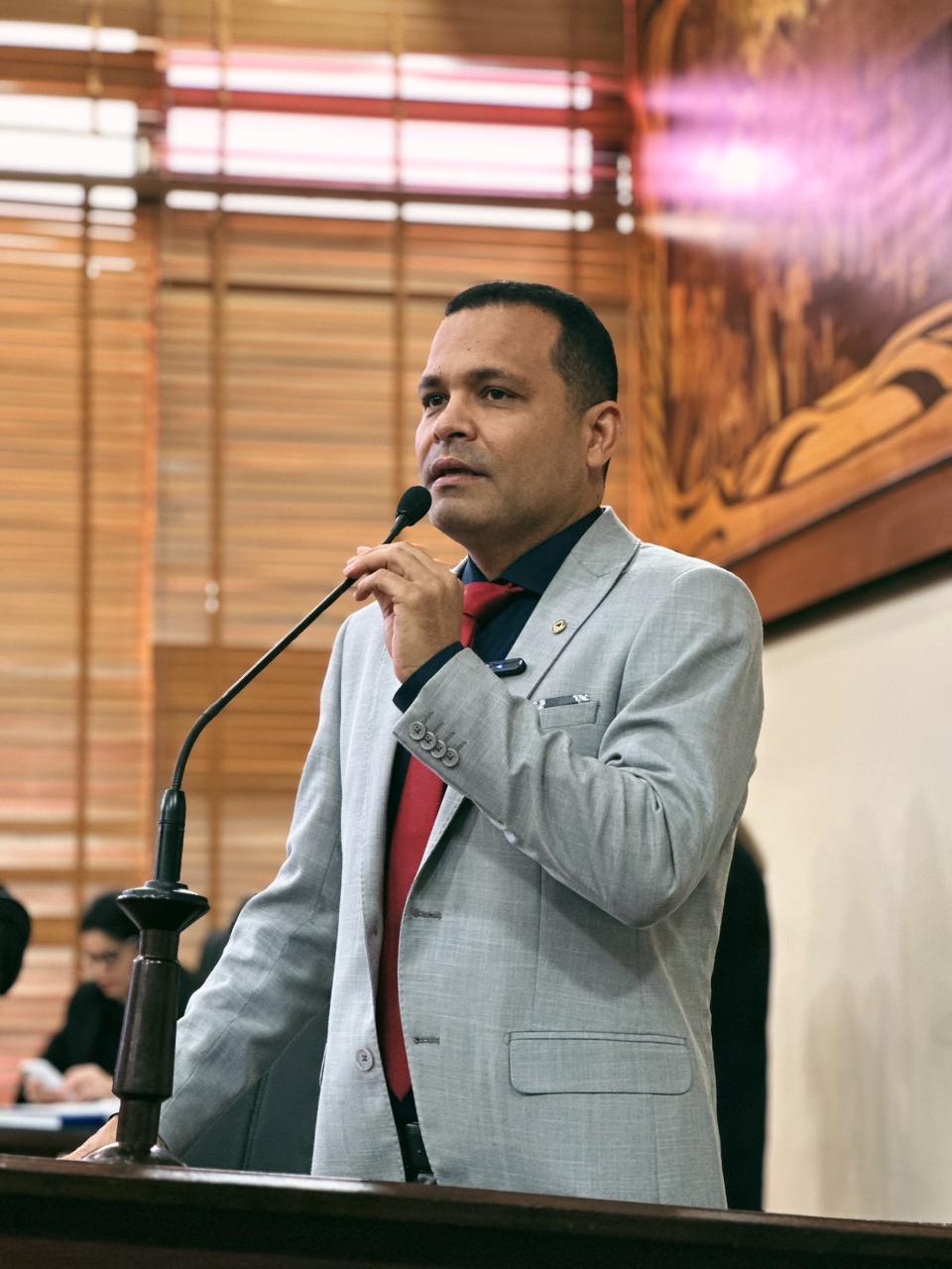 Tadeu lamenta demissões e paralisação de obras no Acre: “Atraso generalizado”
