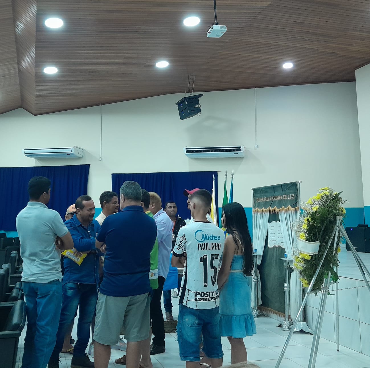 Amigos e familiares se despedem do ex-prefeito Ulisses Modesto
