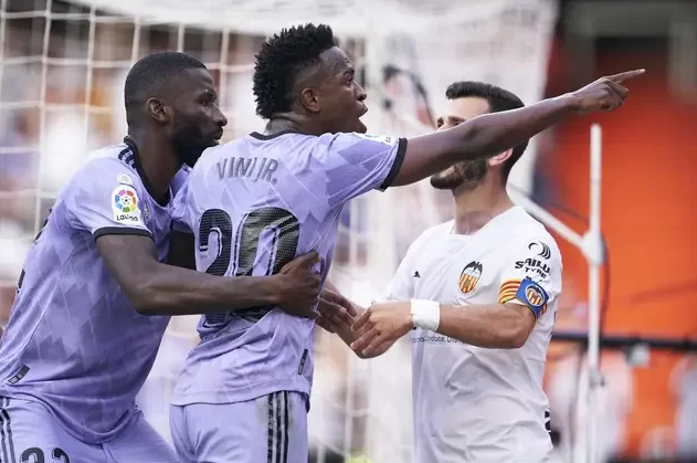 Vinicius Junior sofre ato de racismo e acaba expulso na derrota do Real para o Valencia