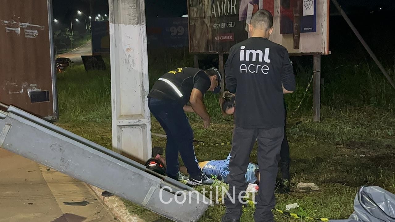 Mulher morre ao bater em poste após sair de pagode em Rio Branco