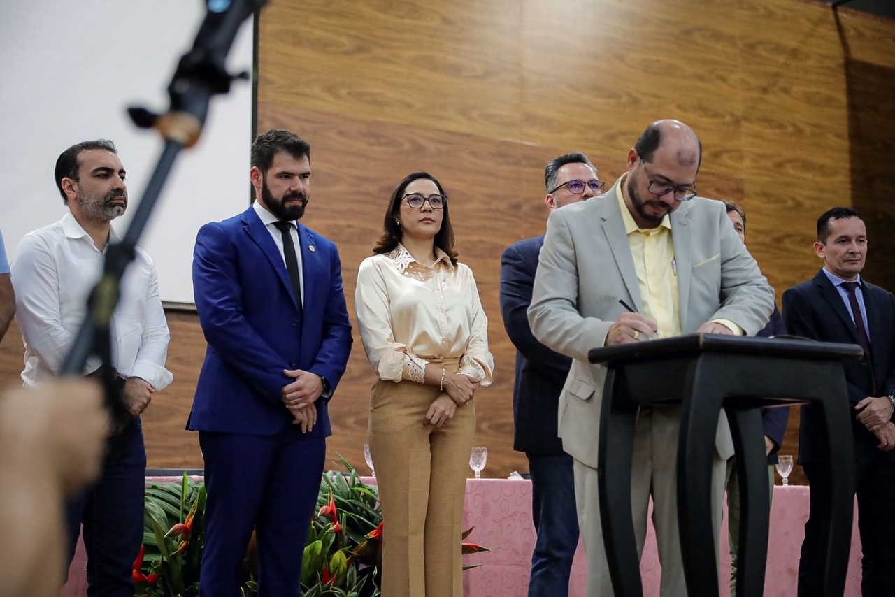 Governo empossa mais de 200 novos servidores na Saúde