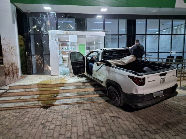 VÍDEO: Motorista embriagado perde o controle do veículo e bate em porta de agência bancária