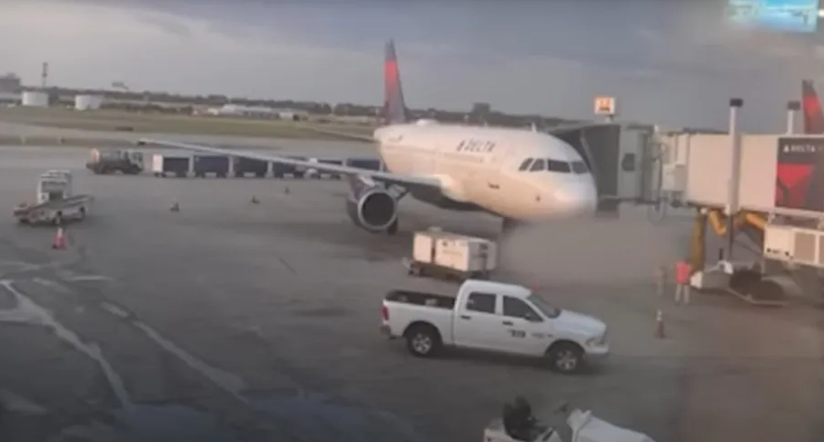 Homem morre após ser sugado por motor de avião nos EUA