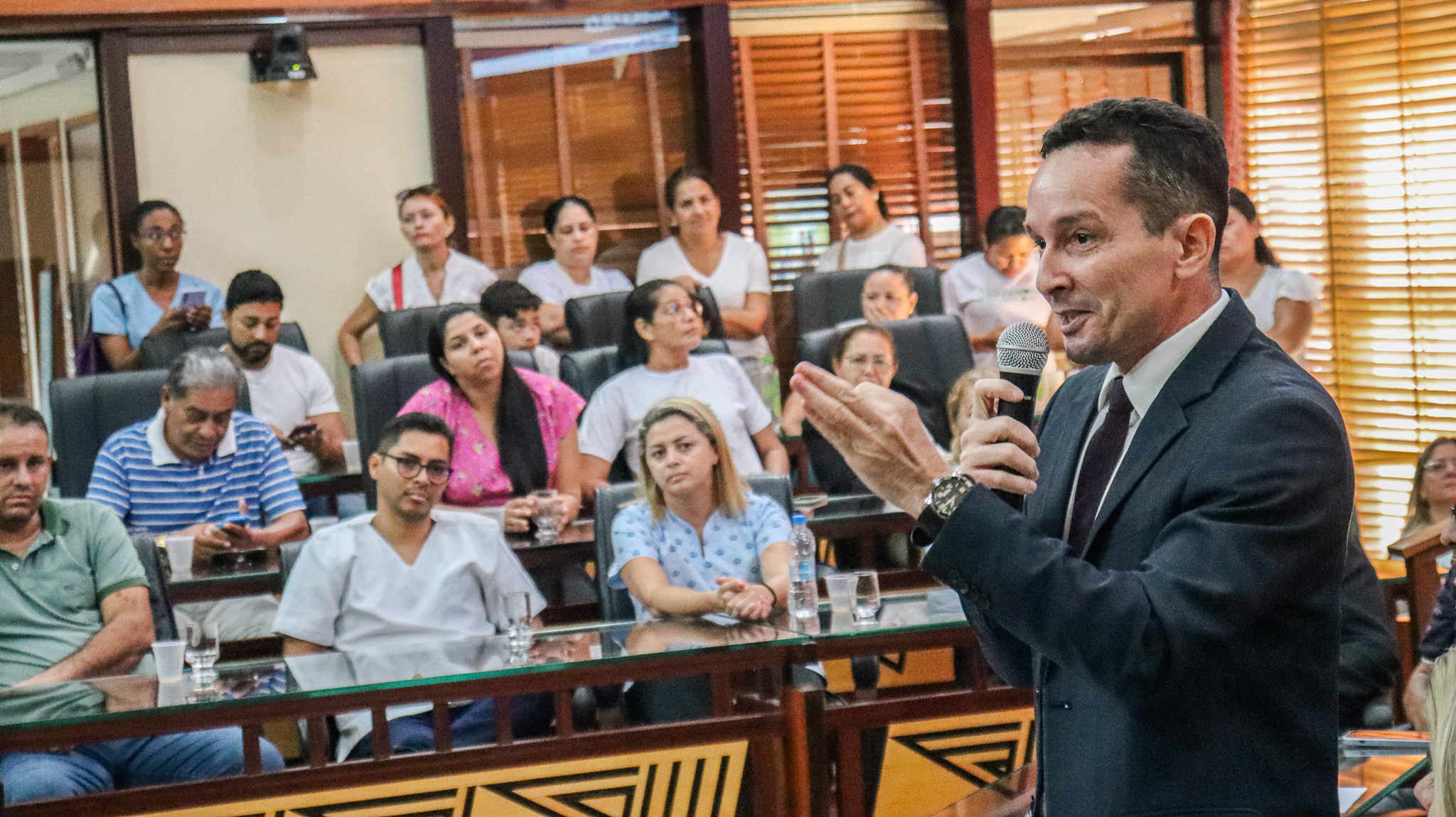 Adailton Cruz lidera audiência pública em defesa do Piso Salarial da Enfermagem no Acre
