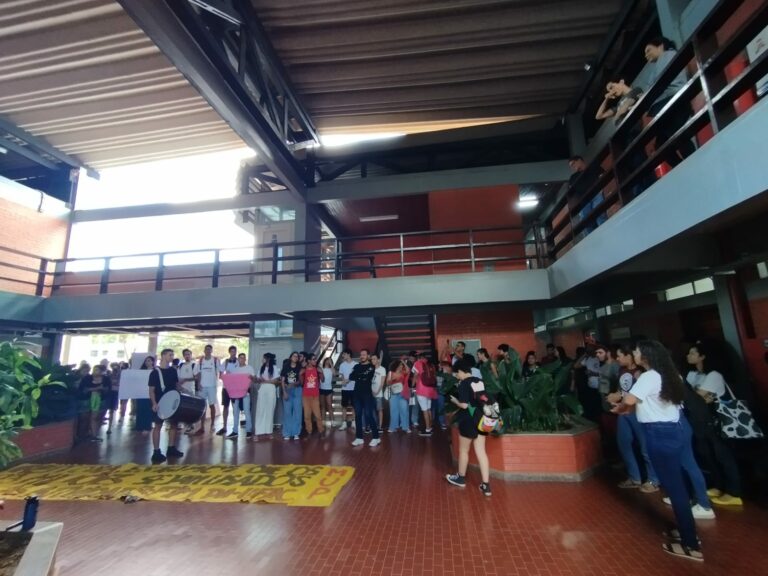VÍDEO: alunos e servidores ocupam reitoria e auditório da Ufac em protesto